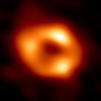 Erstes Bild des supermassereichen Schwarzen Lochs im Herzen der Milchstraße